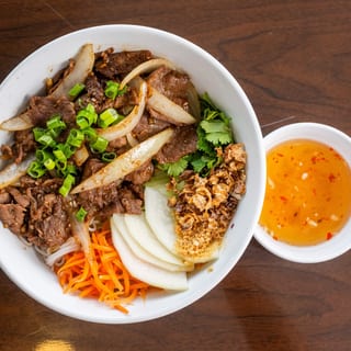 V6. Vermicelli with Onion, Lemon Grass Sauteed Beef