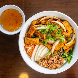 V7. Vermicelli with Onion, Lemongrass Sauteed Tofu