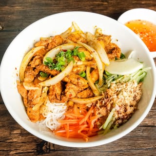 V4. Vermicelli with Onion, Lemongrass Sauteed Chicken